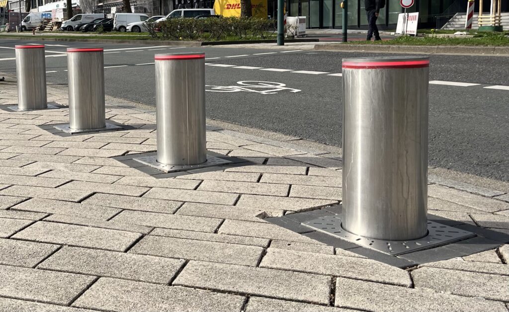 Anti-Ram Hydraulic Bollards